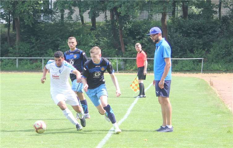 Seinen Gegenspieler davonlaufen. Das gelang den Bezirksligakicker aus Wirges bereits gegen Oberligist TuS Koblenz. Nun soll auch Stadtrivale Rot-Weiß die Spielstärke der Öztürk-Schützlinge zu spüren bekommen. Foto: TH