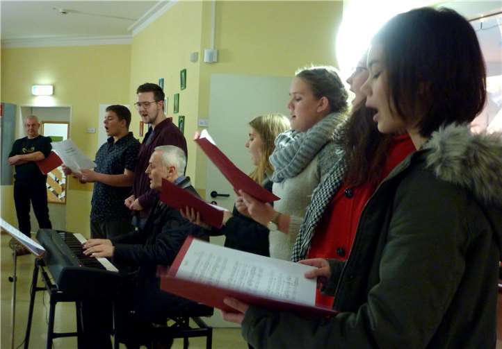 Seinen ersten öffentlichen Auftritt hatte der neu gegründete Jugendchor des Gesangvereins Oberbieber beim Jahresabschlusssingen in der Seniorenresidenz. Hans Hartenfels