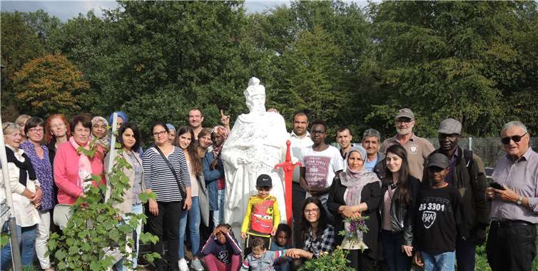 Seinen nun auch offiziellen Namen „Barbarossagarten“ verdankt das Gelände nicht zuletzt der Statue von Kaiser Rotbart, die von der Regenbogenschule an die Friedrich-Spee-Straße umzog. Fotos: privat
