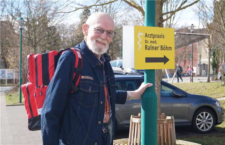 Seinen roten Rucksack hat Dr. Rainer Böhm immer gepackt. Über 100 ehrenamtliche Hausbesuche haben er und sein Rucksack auf dem Buckel.Foto:-SEL-