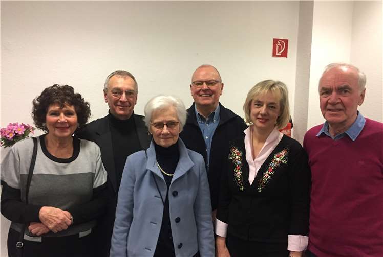 Seit 15 Jahren ein Team: Der Vorstand des Fördervereins Hallenfreizeitbad e. V. wurde einstimmig wiedergewählt. V.l.: Helga Heibei, Karl-Heinz Seidel, Ingrid von Krosigk, Helmut Hösl, Ariane Stech und Vorsitzender Reinhold Poloczek. Privat