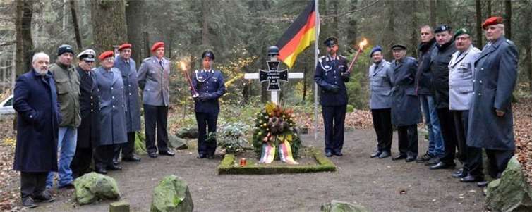 Seit 15 Jahren richtet die Reservistenkameradschaft Dreisbacher Land am Fliegerkreuz die Gedenkfeier am Volkstrauertag aus.privat