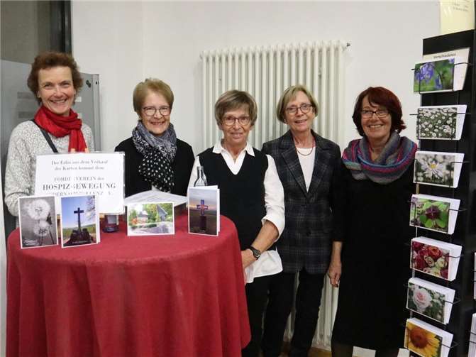 Seit 17 Jahren gestaltet das fünfköpfige Team Glückwunsch- und Trauerkarten. Der Erlös geht an den Förderverein Hospizbewegung Andernach-Pellenz. Fotos: Bischöfliches Generalvikariat Trier