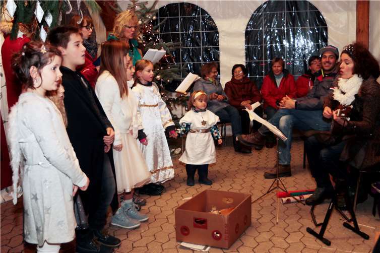 Seit 19 Jahren Organisiert Vanessa Stappen (rechts) das Adentssingen. 