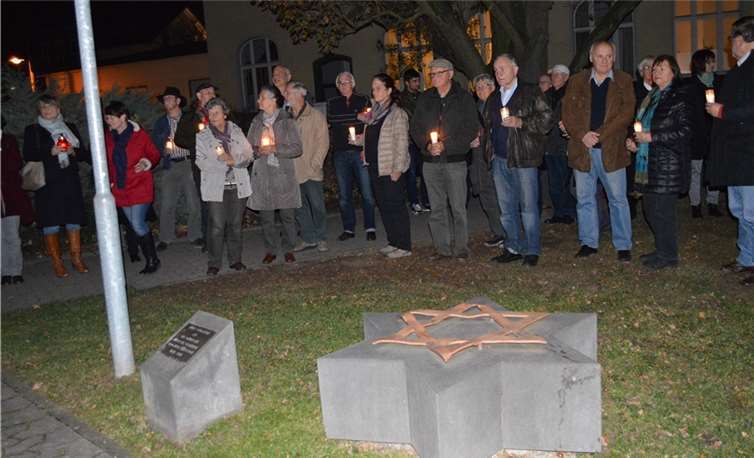 Seit 1978 rufen die Jungsozialisten des Kreises zur Mahnwache am Platz der ehemaligen Synagoge in Remagen auf. AB