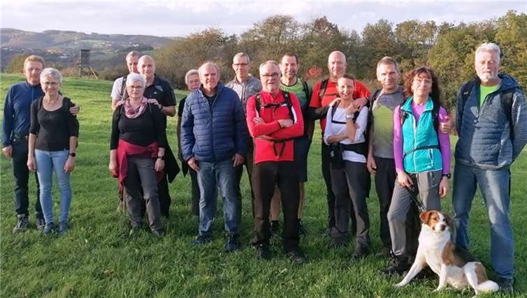 Seit 1996 ist der Lauftreff Puderbach einmal im Jahr wandernd unterwegs. Lediglich 2020 wurde ausgesetzt. Zur 25-jährigen Jubiläumswanderung hatte Karl-Werner Kunz (re.) diesmal die vielfach ausgezeichnete „Wäller Tour Bärenkopp“ ausgesucht. Foto: Heike Blum/LT Puderbach