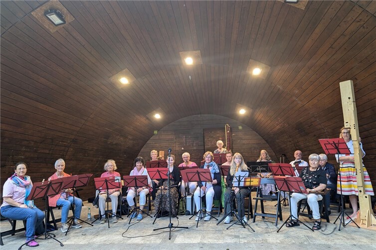 Seit 20 Jahren sind die Ensembles gefragte Gäste bei Konzerten an besonderen Orten – von Kirchen und historischen Gebäuden bis hin zum Kurpark in Bad Marienberg.