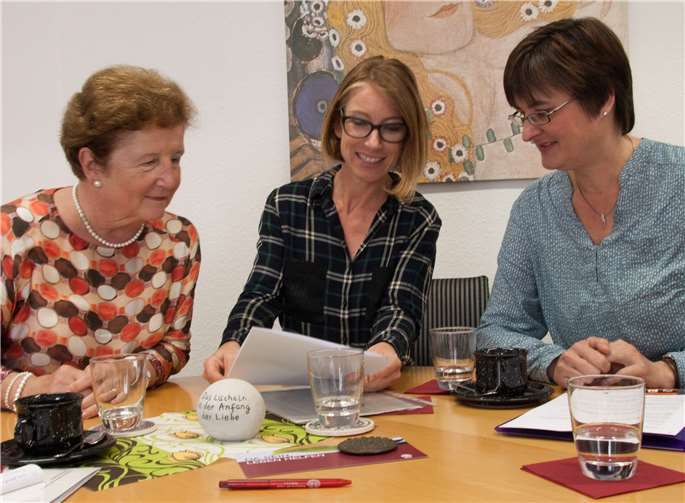 Seit 20 Jahren steht das Frauenhaus in Koblenz unter der Trägerschaft des Sozialdienst katholischer Frauen (SkF). Zu einem Gespräch trafen sich die langjährige Geschäftsführerin des SkF Dr. Christiane Zakrzewski (l.), die aktuelle Geschäftsführerin Stefanie Coopmeiners (Mitte) und die Leiterin des Frauenhauses Alexandra Neisius. Foto: Bistum Trier