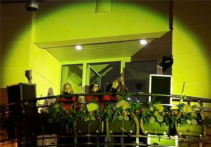 Cocajine auf dem Ahrweiler Mitternachtsweihnachtsmarkt Seit 2006 tourt das Trio über die Weihnachtsmärkte.