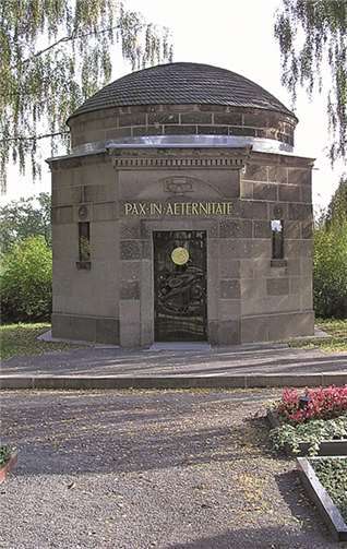 Seit 2007 gibt es mit dem Mausoleum auf dem Kripper Friedhof eine Erinnerungsstätte für die Opfer des Angriffs. privat