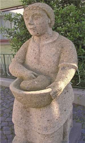 Seit 2008 schmückt das „Koisdorfer Käskömpche“ das Dorf. privat