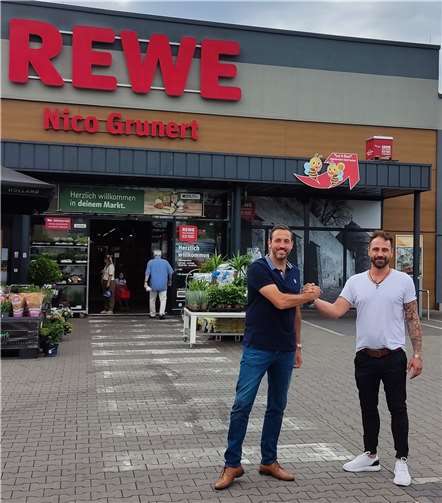 Seit 2018 betreibt Nico Grunert (r.) den Rewe Markt in Andernach, den aktuell 14000 Menschen pro Woche besuchen. Im Gespräch mit OB-Kandidat Christian Greiner erörterte Grunert seine unkonventionelle Philosophie, die seinem Markt deutschlandweite Anerkennung bescherte. Foto: FWG Andernach e.V.