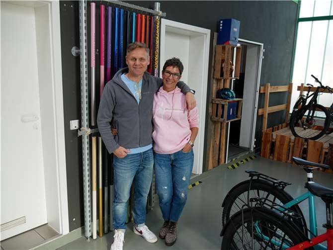 Seit 2021 führen Thomas Wiesel und Jessica Lilly „Poison Bikes“ als neues Inhaberteam. Fotos: KLE