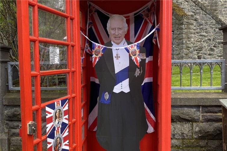 Seit 2023 ist der Platz am Mayener Burgaufgang an König Charles vergeben.