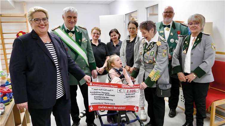 Seit 25 Jahren spendet der Bezirksverband Schützenbund Maria Laach regelmäßig für die Konduktive Förderung und überreichte auch anlässlich der Einsegnung wieder einen Scheck. Foto: St. Nikolaus-Stiftshospital GmbH