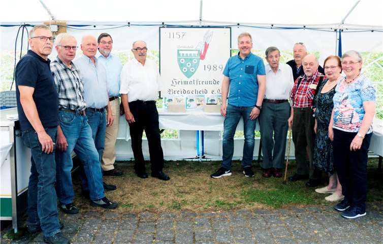 Seit 30 Jahren bestehen die Heimatfreunde und feiern die Rochuskirmes. Hier auf dem Foto noch etliche Gründungsmitglieder. Fotos: SES