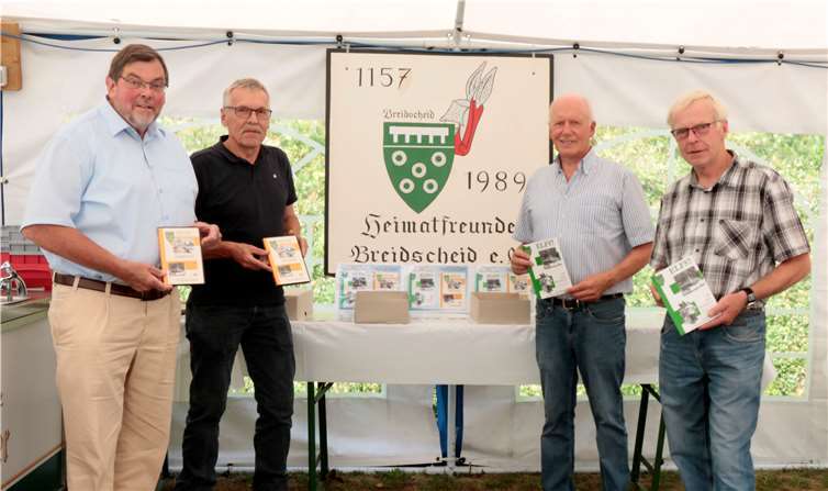 Seit 30 Jahren bestehen die Heimatfreunde und feiern die Rochuskirmes. Auf dem Foto der Vorstand mit dem ehemaligen Stadtbürgermeister Bernd Schiffarth (Links) der es ermöglichte das der Nicola Baur Platz überhaupt gebaut werden konnte