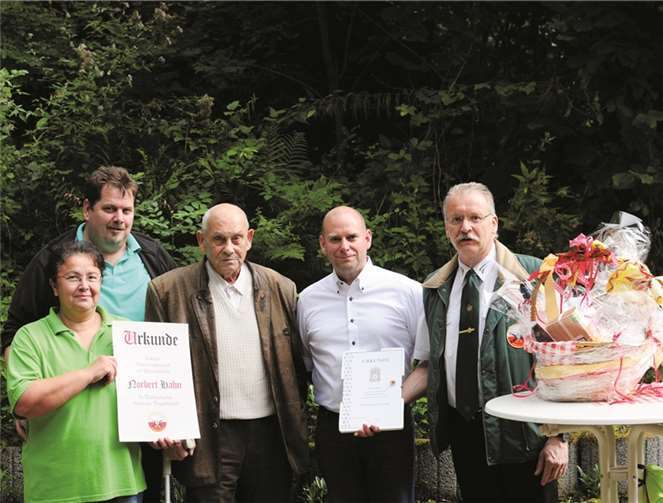 Seit 50 Jahren besteht die Schützengesellschaft Heimbach-Weis (von links): Rechnungsführerin Sevda Schulz, Vorsitzender Joachim Schulz, Norbert Hahn, Zweiter Vorsitzender Jan Waldorf, Sportleiter Thomas Ufer. privat