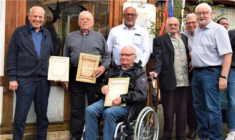 Seit 50 Jahren dem Verein treu: von links Heinz-Dieter Münch, Heinz Westphal, Kurt Jüliger sitzend, Vorsitzender Gregor Fabritius, Heinrich Schäfer und rechts Klaus Kniel. Fotos: privat