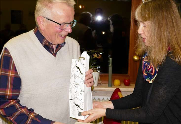 Seit 50 Jahren engagiert sich Erwin Siebenborn im MGV Lay. Dafür dankte ihm Geschäftsführerin Ute Schneider im Namen aller Chormitglieder. privat