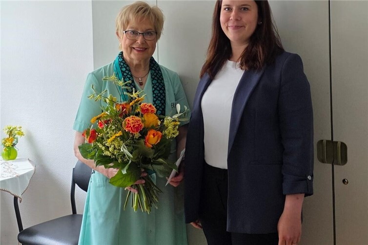 Seit 50 Jahren gibt es die Grünen Damen im Ev. Stift. Und seit 50 Jahren ist Renate Rüppel ehrenamtlich dabei. Dafür gab es Blumen und ein herzliches Dankeschön von Sabine Feinen, Kaufmännische Direktorin im Ev. Stift St. Martin.