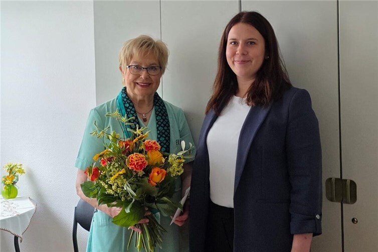 Seit 50 Jahren gibt es die Grünen Damen im Ev. Stift. Und seit 50 Jahren ist Renate Rüppel ehrenamtlich dabei. Dafür gab es Blumen und ein herzliches Dankeschön von Sabine Feinen, Kaufmännische Direktorin im Ev. Stift St. Martin.