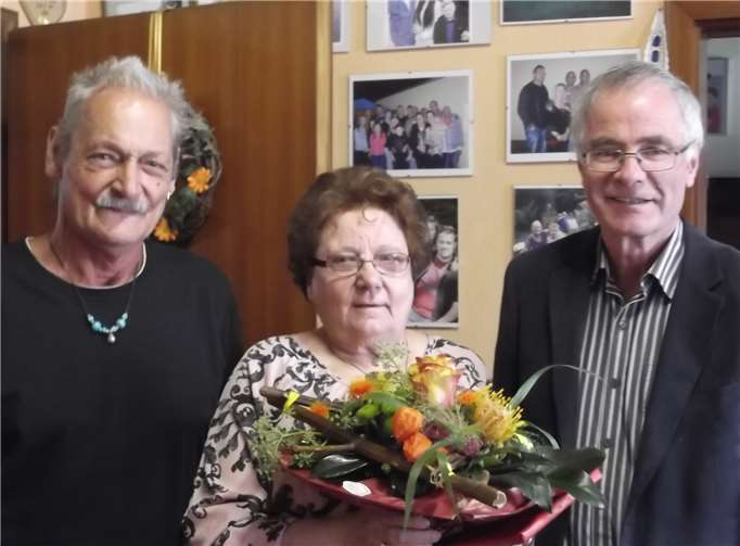 Seit 50 Jahren glücklich verheiratet: Helene und Ditmar Mengelkoch. Peter Kirst (rechts) gratulierte im Namen der Stadt. privat