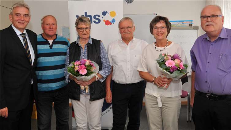 Seit 50 Jahren ist Dietmar Giert (2. v. li.) und seit 40 Jahren ist Manfred Brachtendorf (3. v. re.) für die VHS Andernach tätig. Dafür wurden sie im Beisein ihrer Ehefrauen von Bürgermeister Claus Peitz (li.) und VHS-Geschäftsführer Günter von Blohn (re.) besonders geehrt. Stadt Andernach/Maurer