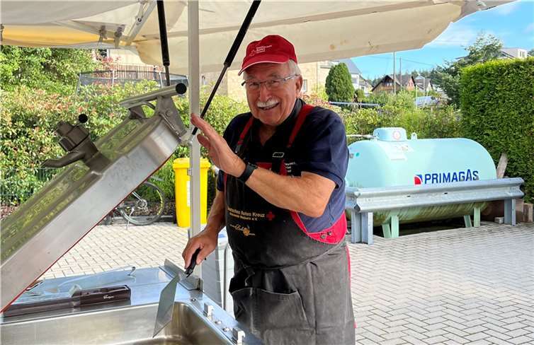 Seit 50 Jahren leitet Bernd Schricker das Verpflegungsteam des DRK-Ortsvereins Weibern.  Foto: