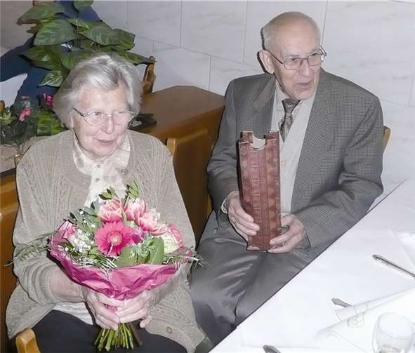 Seit 60 Jahren sind die Eheleute Liesel und Heinrich Schmitz Mitglieder der St. Petrus Nachbarschaft.  privat