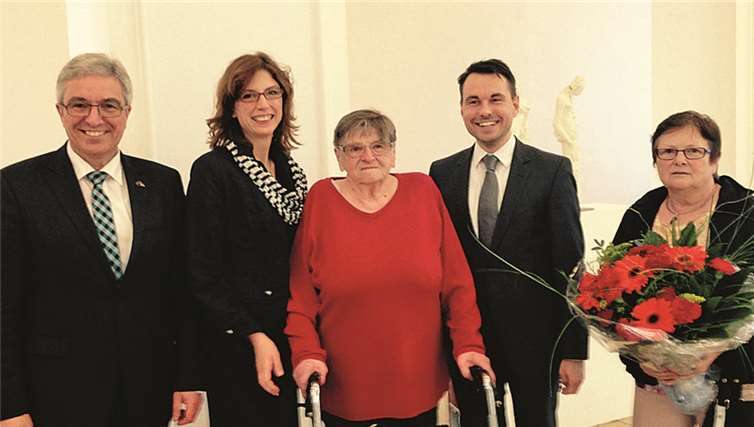 Seit 70 Jahren SPD-Mitglied - das muss gefeiert werden (v.li.): Innenminister Roger Lewentz, Ministerin Sabine Bätzing-Lichtenthäler, Jubilarin Ruth Brachert, Staatssekretär David Langner und OV-Vorsitzende Anita Weis. privat