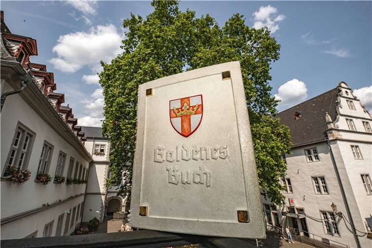 Seit 75 Jahren gibt es das Goldene Buch der Stadt Koblenz,in dem sich Dutzende Persönlichkeiten aus Politik, Kultur, Sport, der royalen Welt und der Stadtgeschichte wiederfinden. Foto: Stadt Koblenz/Andreas Egenolf