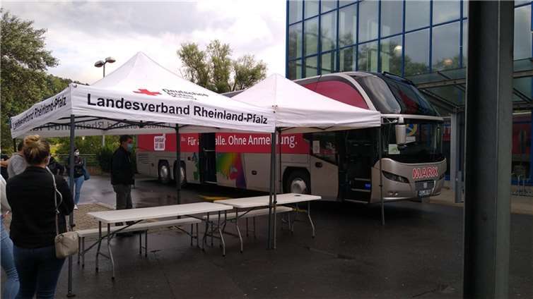 Seit Anfang August sind sechs Impfbusse auf sechs Routen auf den Kundenparkplätzen von Supermarktplätzen unterwegs.Quelle: Mobile DRK-Impfteams/DRK-Landesverband Rheinland-Pfalz