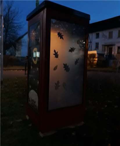 Seit Anfang November leuchtet die XXL-Laterne in der Dorfmitte. Fotos: privat