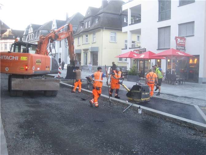 Seit Anfang September wird in der Bahnhofstraße asphaltiert. In der aktuellen Woche (KW37) wird der erste Straßenabschnitt zwischen Gerichtsstraße und Wallstraße für Fahrzeuge freigegeben. Foto: VG Montabaur / Mario Erbe