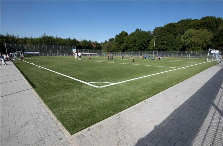 Seit August 2018 hatte man für den neuen Kunstrasenplatz gearbeitet. Fotos: CEW