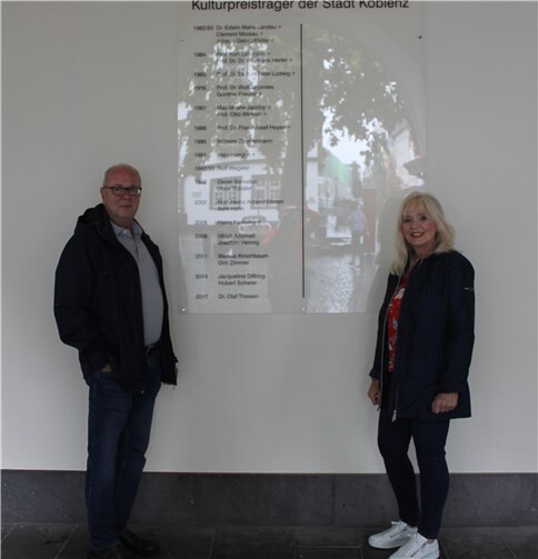 Seit August hängt am Rathaus der Stadt Koblenz, unter den Arkaden unmittelbar neben dem Schängel-Brunnen, gut sichtbar für die Passanten eine Tafel zur Würdigung der bisherigen Preisträgerinnen und Preisträger des Kulturpreises der Stadt Koblenz. Foto: Stadt Koblenz