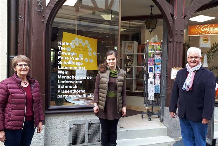 Seit August ist Antonia Pröls (Mitte) Praktikantin im Weltladen Linz. Vorsitzender Hans-Joachim Schmitz und Vorstandsmitglied Gisela Bach haben sie in diesen Tagen offiziell begrüßt und ihr für die kommenden Monate viel Freude und Erfolg bei ihrer Tätigkeit im Fairen Handel gewünscht. Foto: Eine-Welt Linz