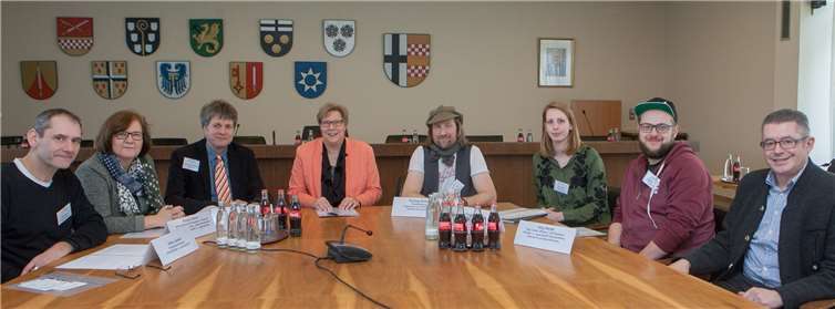 Seit Beginn des Jahres hat das Projekt „Integration von Flüchtlingen“ die Arbeit aufgenommen. Dabei arbeiten die Katholische Jugendagentur Bonn gGmbH (KJA) und die Gemeinde Swisttal eng zusammen. Projektleiter ist Thomas Kühler (Fünfter von links). -JOST-