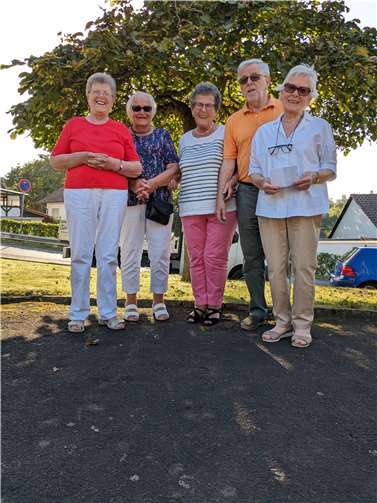 Seit Beginn des Ukraine-Krieges treffen sich einige Ließemer Senioren jeden Samstagnachmittag zu einem Friedensgebet am Kriegerdenkmal in Ließem. Foto: privat