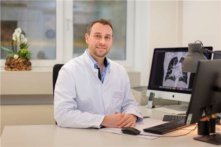 Seit Dezember ist Dr. Tim Mödder Chefarzt der Kardiologie und Schlaganfalleinheit am Krankenhaus Maria Hilf. Im Rahmen des Informationsabends am 16.01.2024 möchte er sich der Bevölkerung vorstellen und gleichzeitig für die vielen Risiken der Volkskrankheit Bluthochdruck sensibilisieren. Foto:Joachim Gies