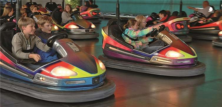 Seit Generationen beliebt sind die Autoscooter.