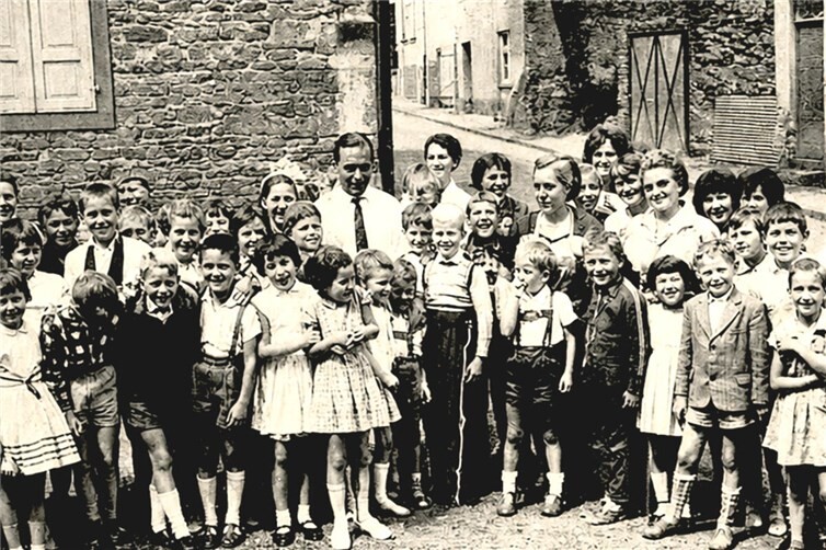 Seit Generationen ein Stück Sinziger Feriengeschichte: Kinder und Betreuer der AWO-Ferienfreizeit im Jahr 1962 vor dem Gasthaus Geschwister Fleischer in Königsfeld. Die Werte von Gemeinschaft, Fürsorge und ehrenamtlichem Engagement prägen das Angebot bis heute.