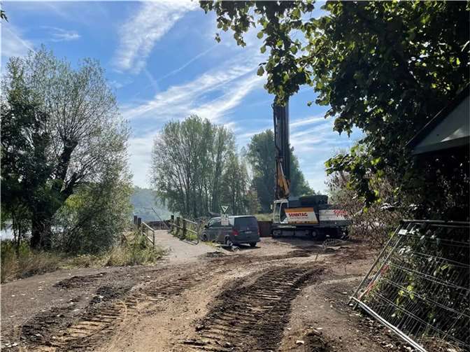 Seit Herbst 2022 verbindet eine THW-Brücke die Ufer an der Mündung - hier ein Foto von den entsprechenden Bauarbeiten.  Foto: ROB
