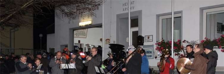 Seit Jahren bei der Nieverner Martinsfeier dabei: Die Kadenbacher Musikfreunde. Jürgen Jachtenfuchs