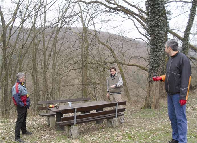 Seit Jahren haben die Freien Wähler Oberfell die Patenschaft für die Grillhütte auf dem Bleidenberg übernommen. Regelmäßig im Frühjahr werden auch die Sitzgruppen überholt. privat