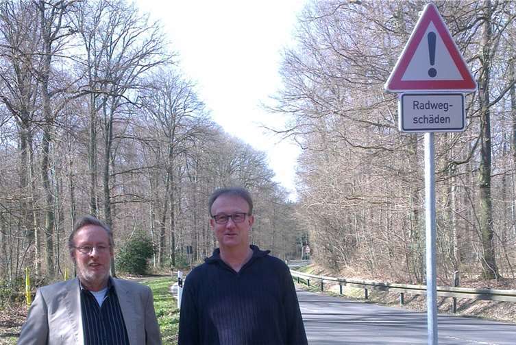 Seit Jahren kämpfen Jochen Bois und Jörg Meyer für eine Reparatur des beschädigten Radweges zwischen Merzbach und Rheinbach.privat