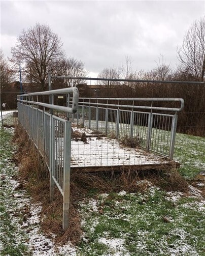 Seit Jahren liegt am Rand des Hochschulgeländes die demontierte frühere Fußgängerbrücke über den Gräbbach, die einst den Zugang zum Stadtpark ermöglichte. Foto: SPD Fraktion im Rat der Stadt Rheinbach