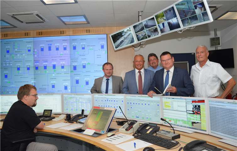 Seit Jahrzehnten bewährte Kooperationspartner: Stadtwerke Neuwied und das Kreiswasserwerk. Das Foto zeigt (v.r.): Werner Meurer (Kreiswasserwerk Neuwied), Stefan Herschbach (Direktor der SWN), Thomas Endres (SWN), Landrat Achim Hallerbach, Oberbürgermeister Jan Einig, Felix Jung (SWN).  Kreisverwaltung Neuwied