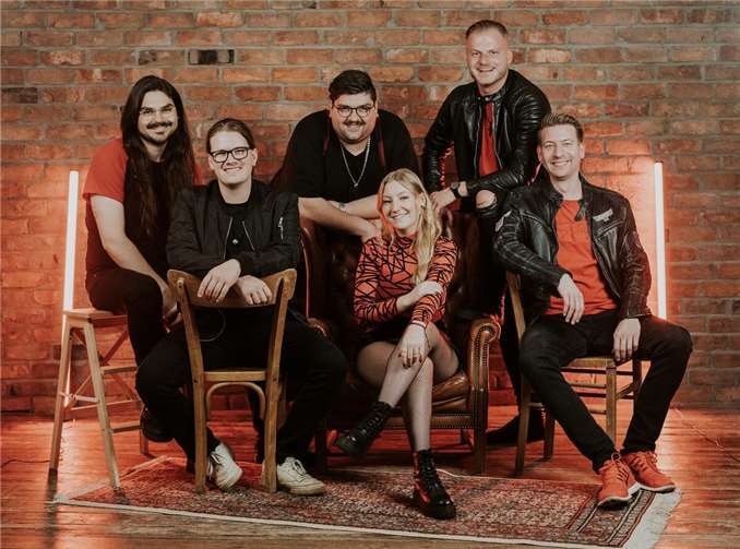 Seit Jahrzehnten ein Garant für Partystimmung: Die Kult-Coverband Sidewalk bringt Klassiker und aktuelle Hits auf die Bühne. Foto: Sidewalk